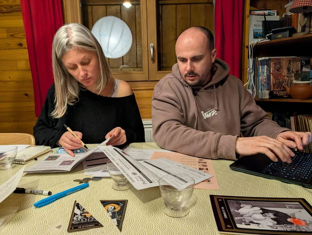 Detective Box Le Tueur au Tarot jeu d'enquête complète